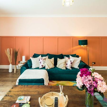 Charming Spacious 2Br Flat Near Station Plus Parking ロンドン エクステリア 写真
