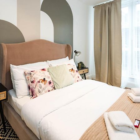 Charming Spacious 2Br Flat Near Station Plus Parking ロンドン エクステリア 写真