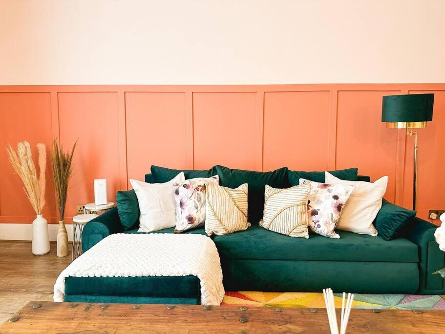 Charming Spacious 2Br Flat Near Station Plus Parking ロンドン エクステリア 写真