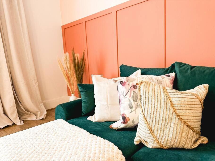 Charming Spacious 2Br Flat Near Station Plus Parking ロンドン エクステリア 写真