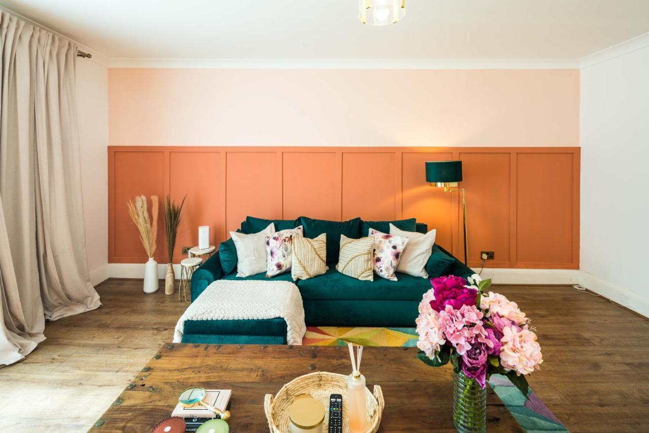 Charming Spacious 2Br Flat Near Station Plus Parking ロンドン エクステリア 写真