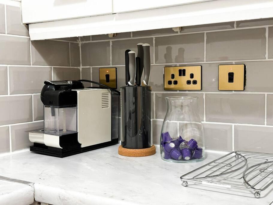 Charming Spacious 2Br Flat Near Station Plus Parking ロンドン エクステリア 写真