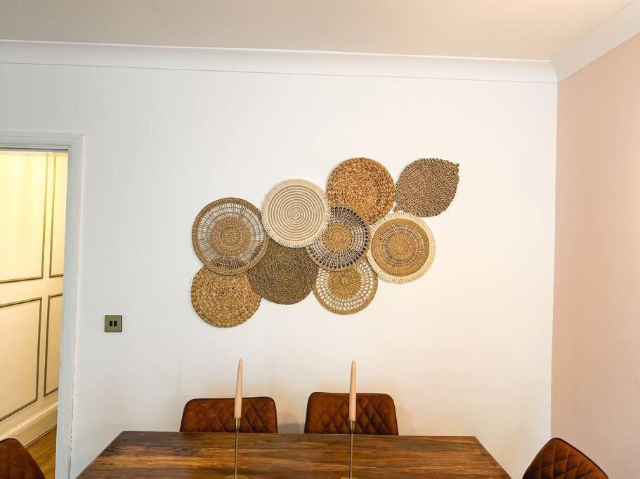 Charming Spacious 2Br Flat Near Station Plus Parking ロンドン エクステリア 写真