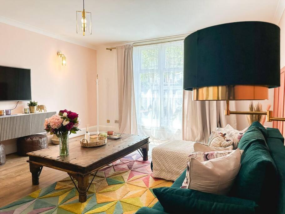 Charming Spacious 2Br Flat Near Station Plus Parking ロンドン エクステリア 写真
