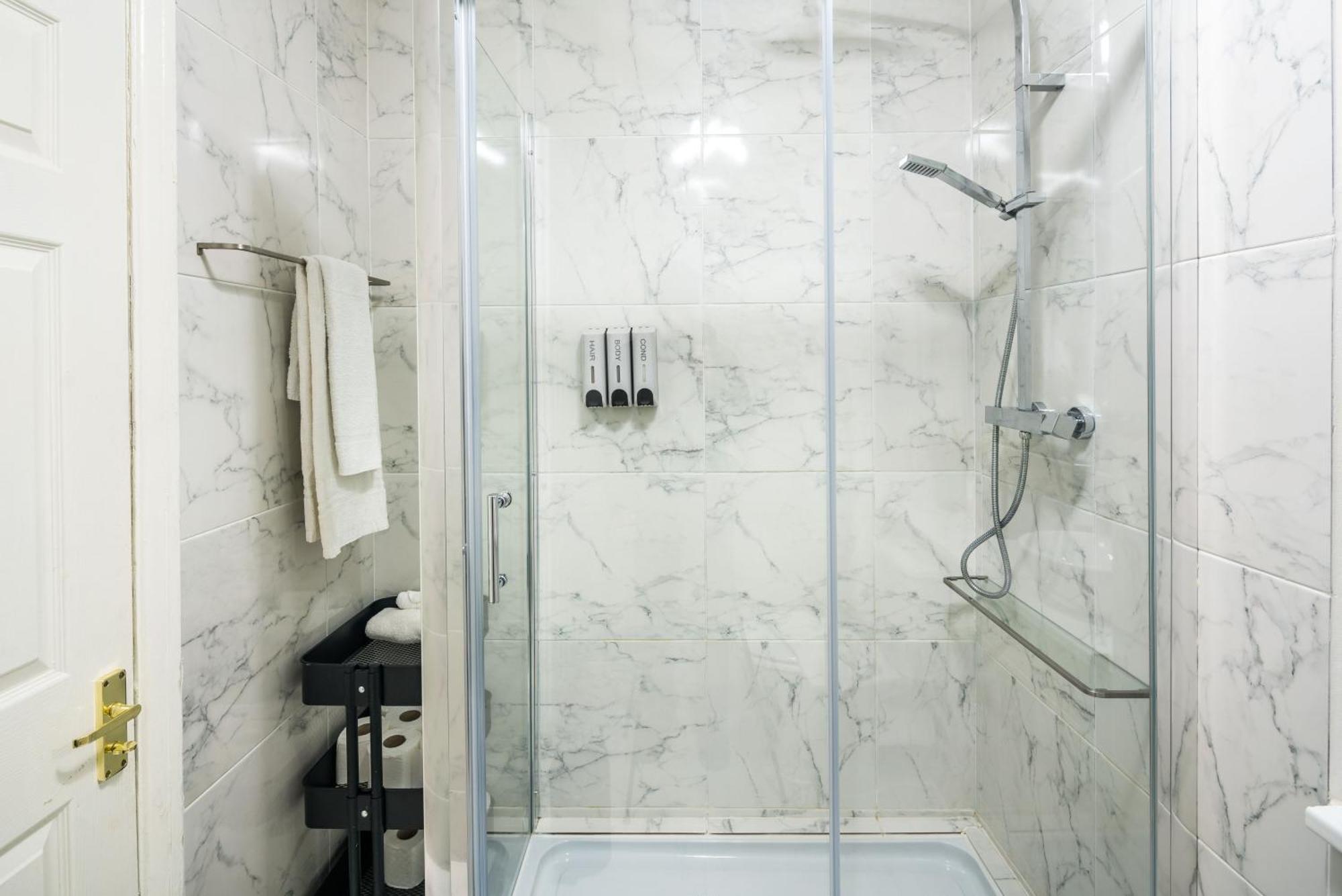 Charming Spacious 2Br Flat Near Station Plus Parking ロンドン エクステリア 写真