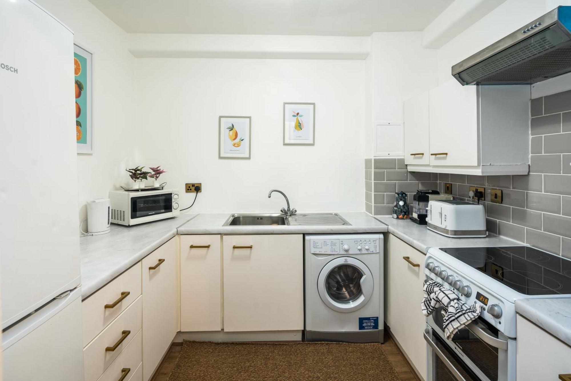 Charming Spacious 2Br Flat Near Station Plus Parking ロンドン エクステリア 写真