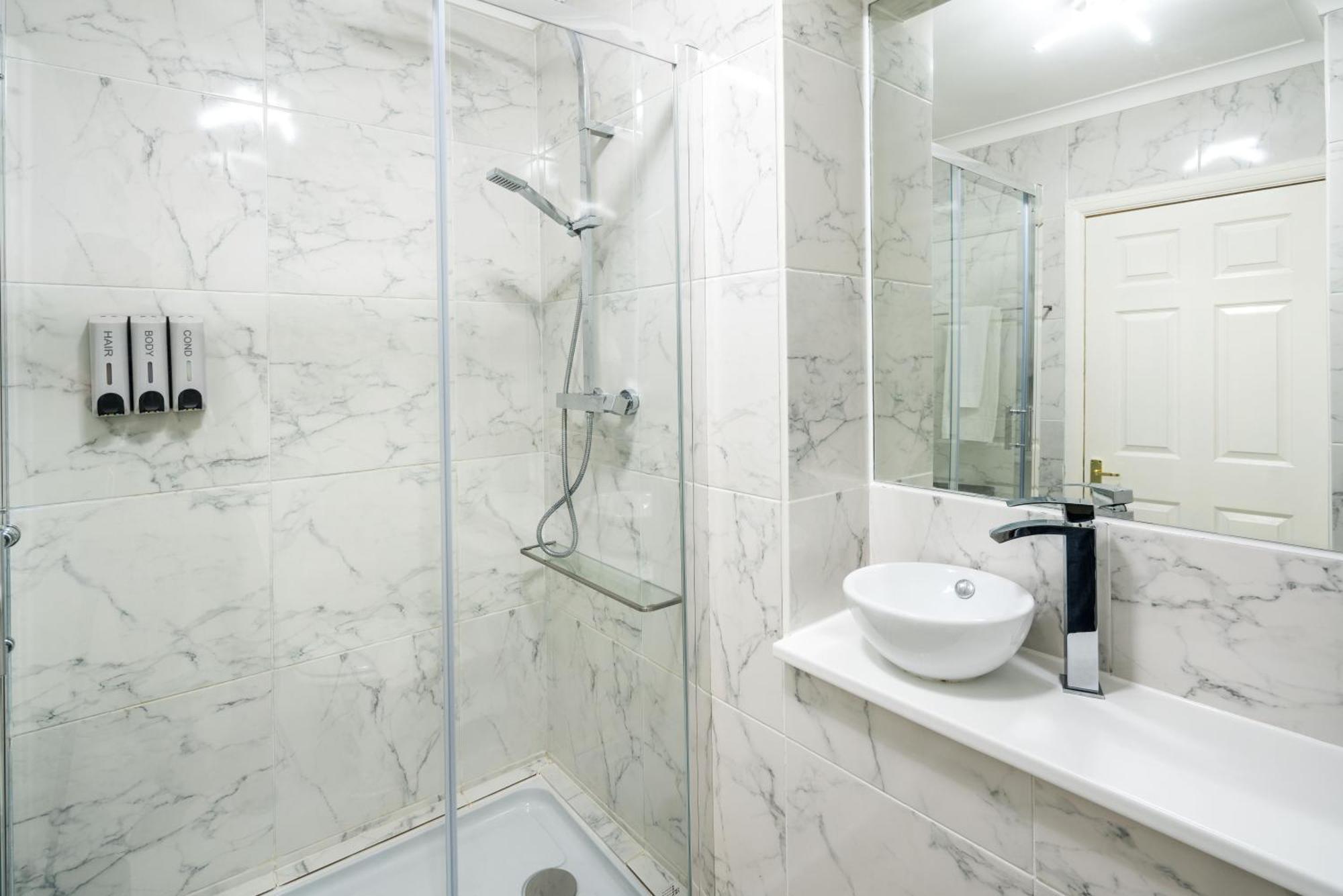 Charming Spacious 2Br Flat Near Station Plus Parking ロンドン エクステリア 写真