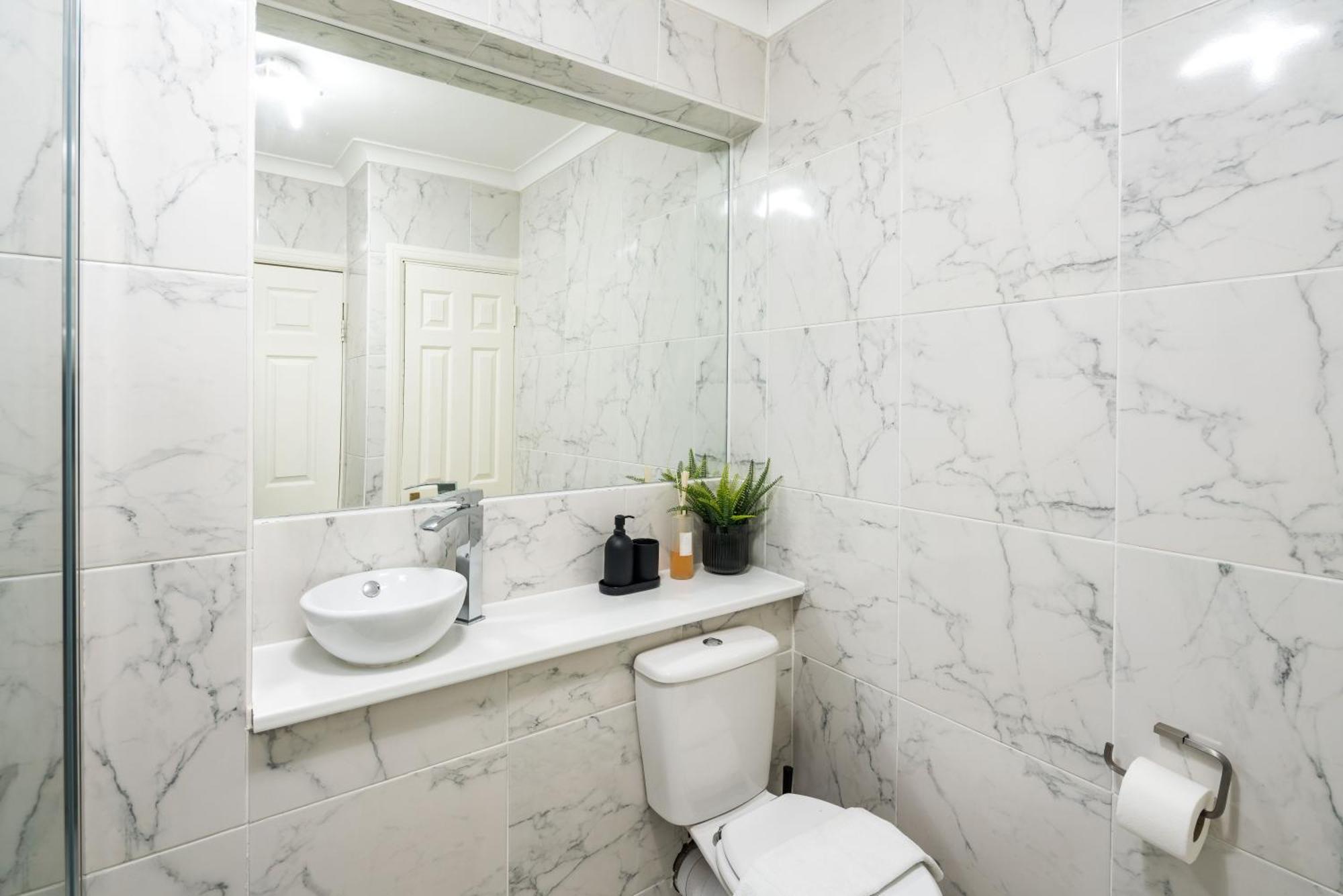 Charming Spacious 2Br Flat Near Station Plus Parking ロンドン エクステリア 写真